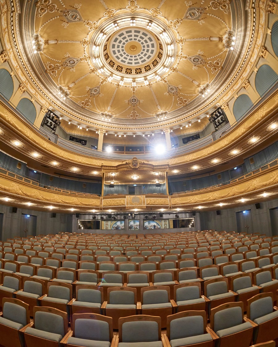 Goldener Theatersaal des Meininger Staatstheaters von innen, Blick auf Decke und Kronleuchter