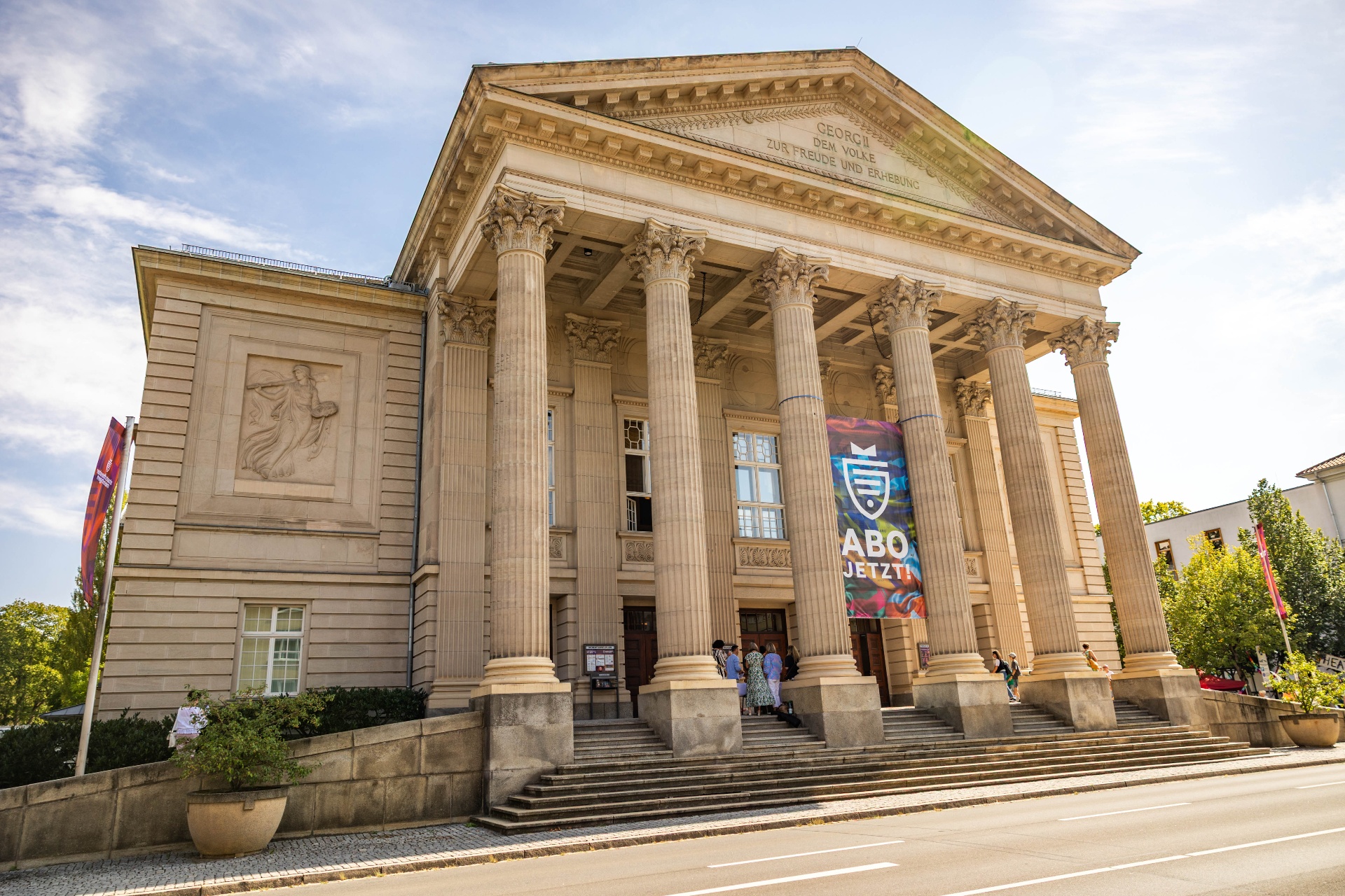 Frontfassade des Meininger Staatstheaters mit klassizistischen Säulen